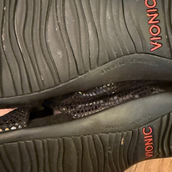 Vionic Black Cross-Strap Sandals with Textured Design - Picture 4 of 5